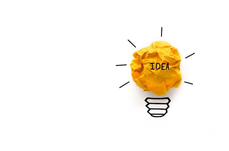 Foto ideeconcept met innovatie en document gloeilamp