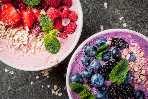 Ideeën voor een gezond zomerontbijt. smoothies in kommen