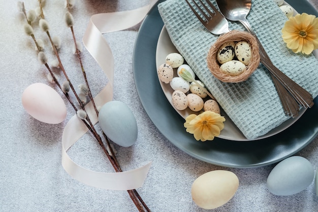 Ideeën voor het instellen van een paastafel, minimale decoratie - paaseieren, takken van wilgenkatjes, vogelnest