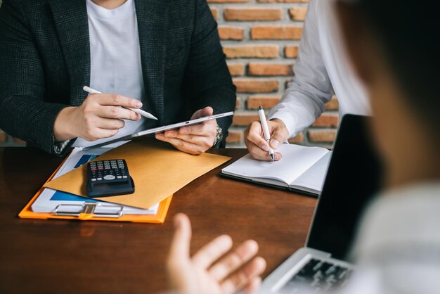 Ideepresentatie analyseer plannen Zakelijke bijeenkomst accountmanagers bemanning werkt zoekpagina op computer met nieuw opstartproject