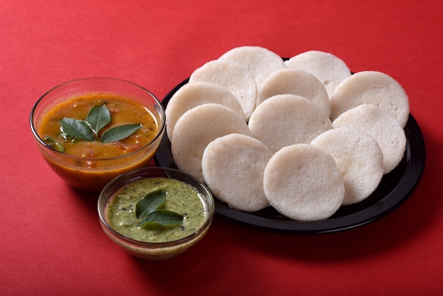 Idli met sambar en kokoschutney, Indiaas gerecht: Zuid-Indiaas favoriet eten rava idli of griesmeel werkeloos of rava werkeloos, geserveerd met sambar en groene chutney.