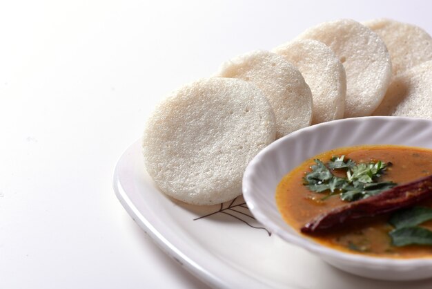 Idli met sambar en kokoschutney, indiase schotel