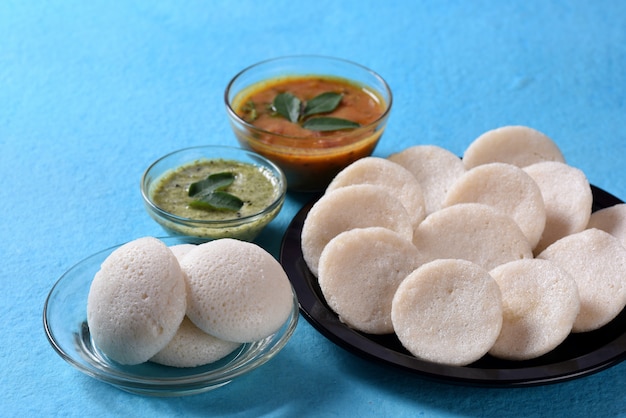 Idli met Sambar en kokoschutney op blauw