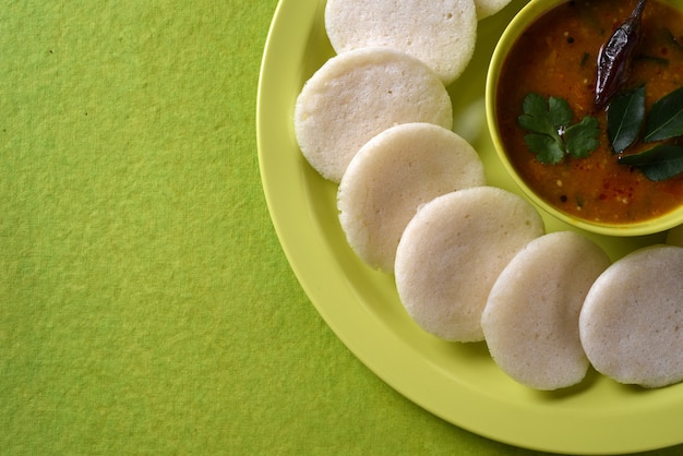 Idli met Sambar in kom op groen