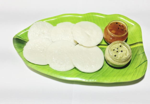 Foto idli sambhar en chatney zuid-indiase ochtend ontbijt zuid-indische voedsel