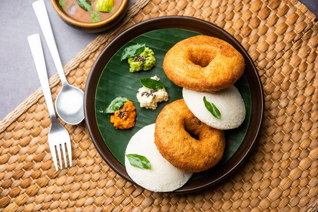 Idli vada met sambar pr sambhar ook wel medu wada rijstwafel genoemd