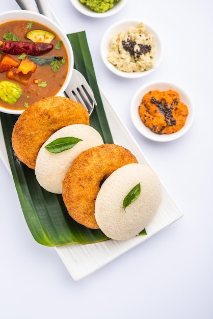 Idli vada met sambar pr sambhar ook wel medu wada rijstwafel genoemd