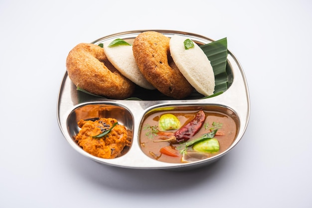 Idli vada con sambar pr sambhar chiamato anche torta di riso medu wada Foto Premium