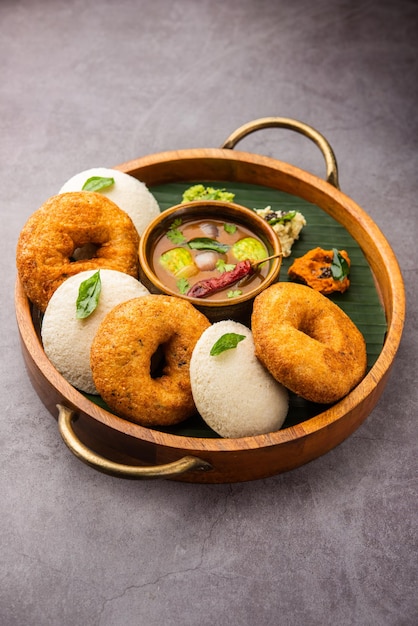 Photo idli vada with sambar pr sambhar also called medu wada rice cake