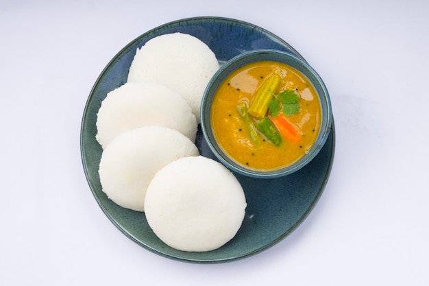 Idly или Idli южно-индийское основное блюдо для завтрака, красиво оформленное в тарелках цвета морской волны.