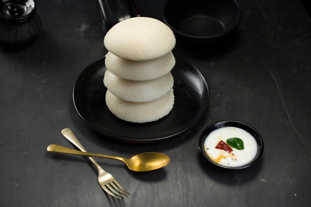 Idly 또는 Idli 남부 인도의 주요 아침 식사 항목으로 하나씩 쌓여 있습니다.