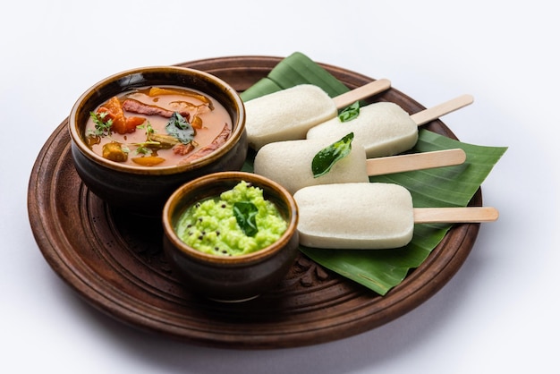 Idly lolly of idli snoep met stok geserveerd met sambar en chutney Zuid-Indiase ontbijt