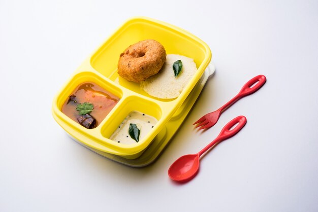 Idly of Idli met medu Wada sambar in lunchbox van tiffin