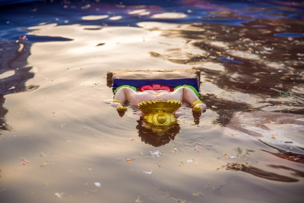 Photo the idol of the hindu god ganesha immersing in water