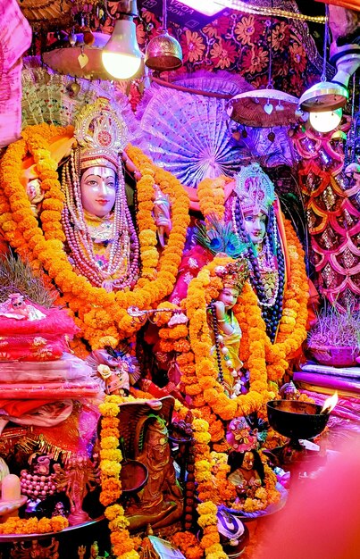 Foto idolen van lakshmi en narayan in een hindoetempel in haridwar, india, een van de almachtige goden in de hindoeïstische mythologie