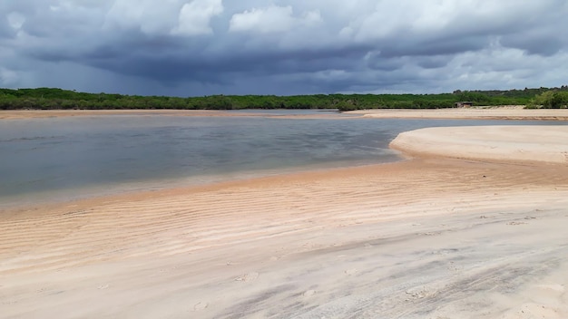 파라이바 브라질의 모래 위 목가적인 석호