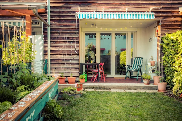 Photo idyllic little garden in the city summer time