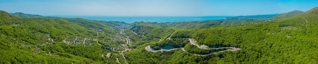 Photo idyllic panoramic landscape nature view of caucasus mountains and black sea