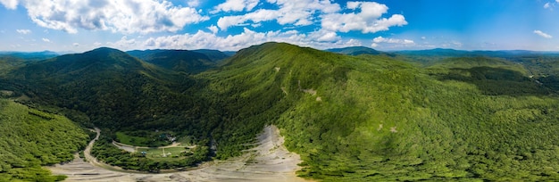 Vista panoramica idilliaca della natura delle montagne del caucaso e del mar nero