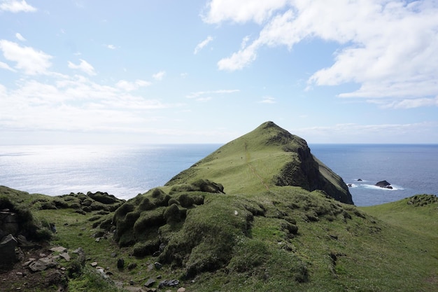 天空を背景にした山と海のイディリックなショット