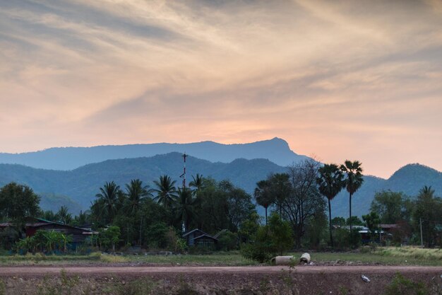 Photo idyllic shot of mountains against sky during sunrise