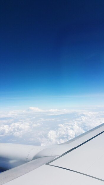 写真 飛行機の翼で青い空の雲のイディリックなショット