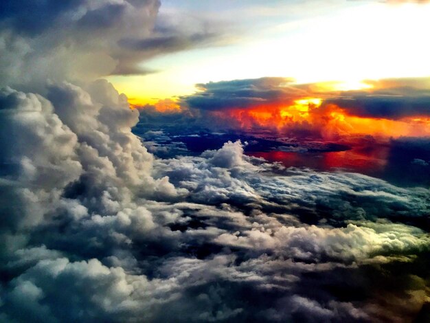 Foto immagine idilliaca del cielo arancione al tramonto con le nuvole