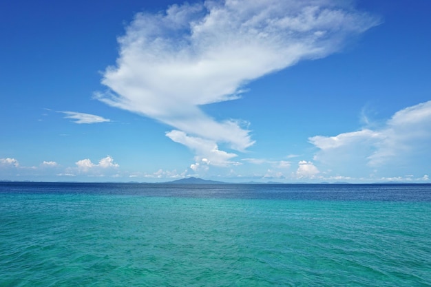 空に照らされた海のイディリックなショット