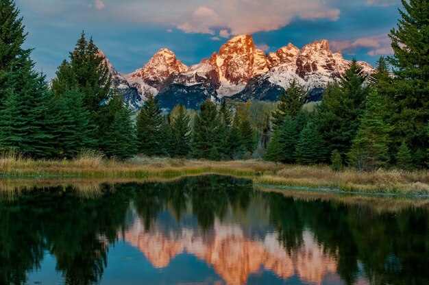 Photo idyllic shot of snowcapped grand teton mountains reflection in lake