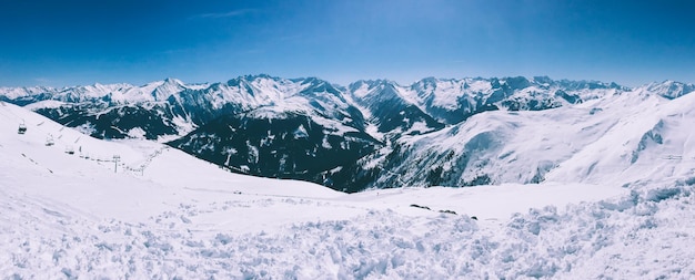 空に照らされた雪に覆われた山のイディリックなショット