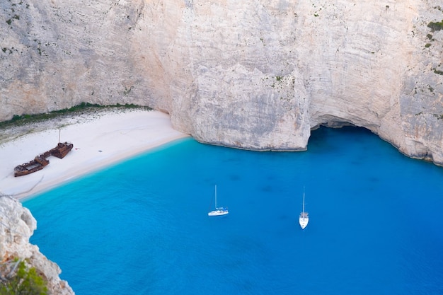 Foto vista idilliaca della bellissima spiaggia di navagio sull'isola di zante in grecia