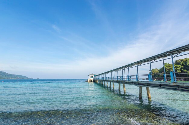 La vista idilliaca del molo sul mare contro il cielo