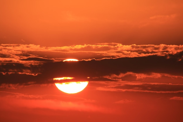 夕暮れ の 時 の 雲 の 中 の 太陽 の 理想 的 な 景色