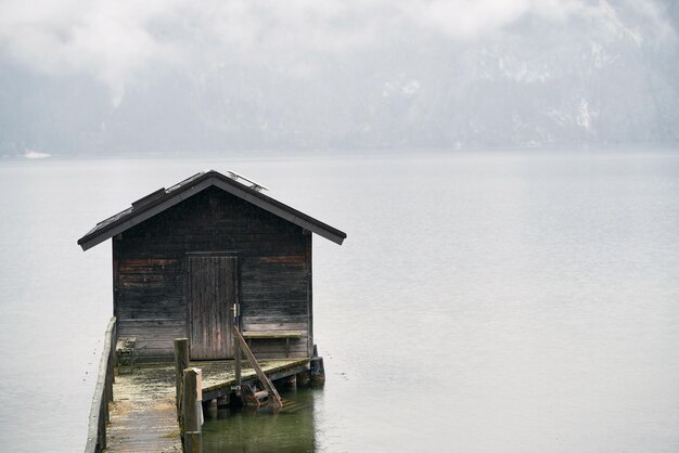 Idyllisch Alpine Retreat Een charmant houten huis gelegen aan een meer in de Oostenrijkse Alpen met een adembenemend uitzicht op de bergen en een perfecte mix van natuurlijke schoonheid en traditionele architectuur