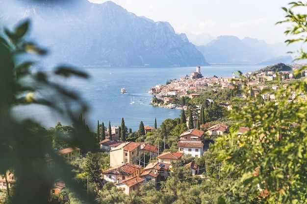Idyllisch kustlandschap in Italië Blauw water en een schattig dorpje aan Lago di Garda Malcesine
