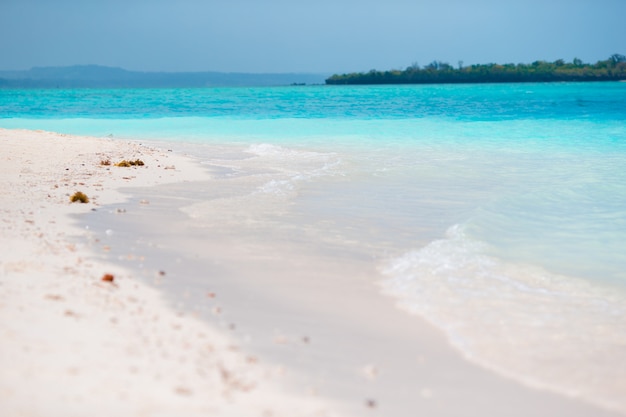 Idyllisch perfect turkoois water op exotisch eiland