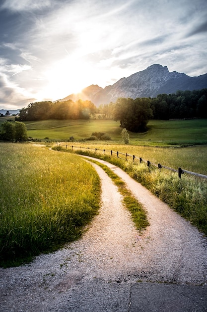 Idyllisch plattelandslandschap Weideweg en bergen Beieren Duitsland