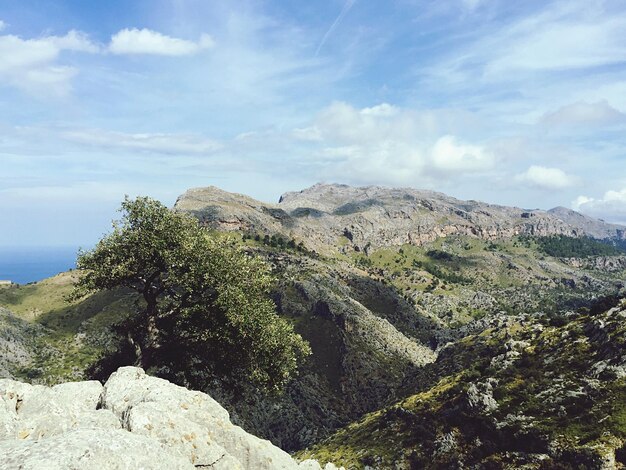 Idyllisch uitzicht op de serra de tramuntana tegen de lucht