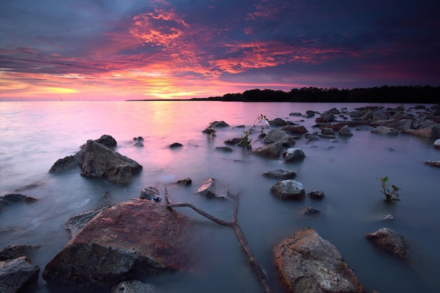 Idyllisch uitzicht op de zee tegen de hemel tijdens de zonsondergang