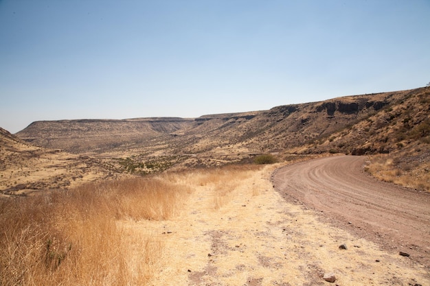 Idyllisch uitzicht op het landschap tegen een heldere blauwe hemel