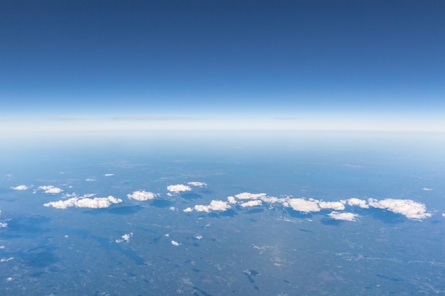 Idyllisch uitzicht op wolken over het landschap tegen een blauwe hemel