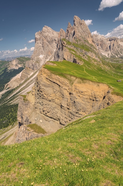 Idyllische Alpen met rotsachtige en zanderige berg