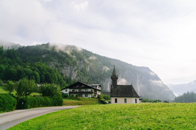 Idyllische kerk in de ochtend in de Alpen