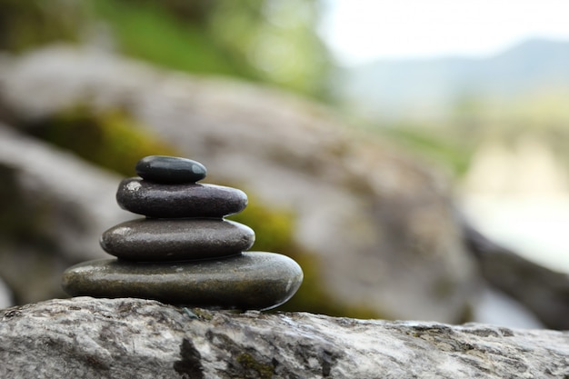 Idyllische natuurscène. Piramide van stenen. Zen