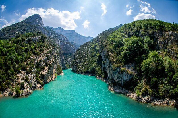 Foto idyllische opname van bergen en rivier tegen de lucht