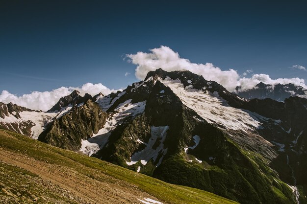Idyllische opname van bergen tegen de lucht