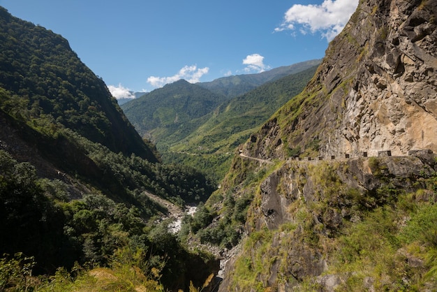 Idyllische opname van bergen tegen de lucht