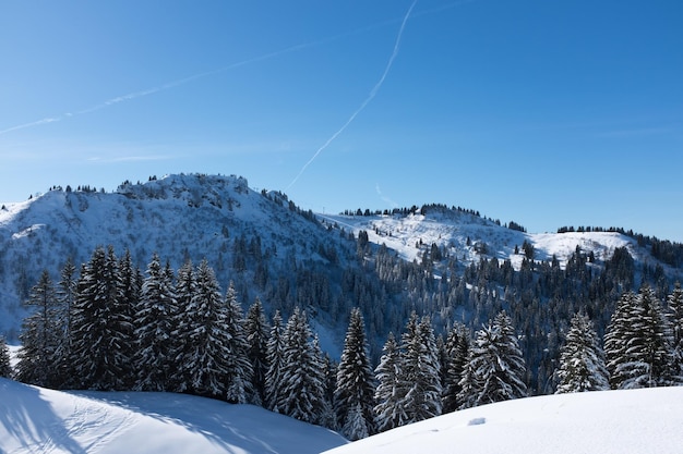 Idyllische opname van besneeuwde bergen tegen de lucht