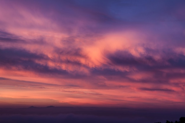 Idyllische opname van de dramatische hemel bij zonsondergang