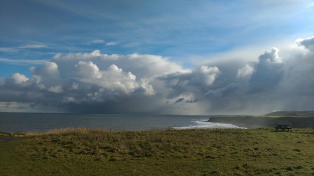 Idyllische opname van de zee tegen bewolkte lucht